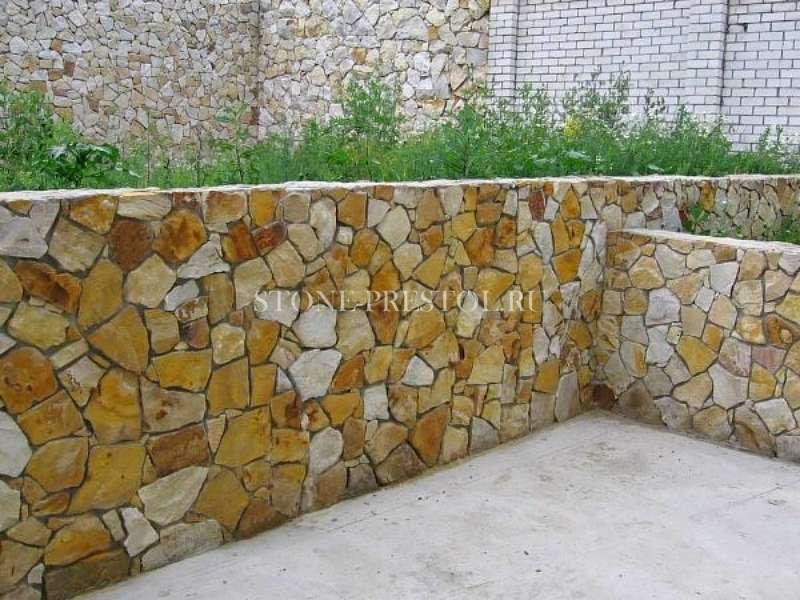 Окол песчаника Жёлтый с рисунком в Катав-Ивановске, фото 1
